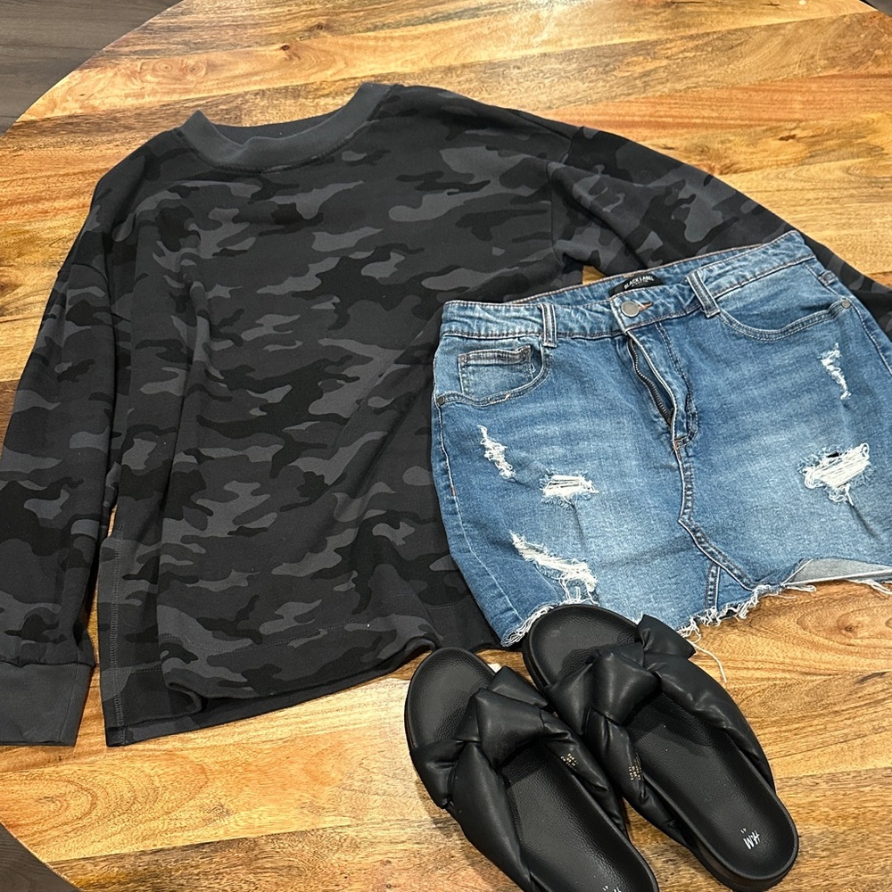 SUPER COMBO: GAP camo top, distressed denim skirt & black sandals